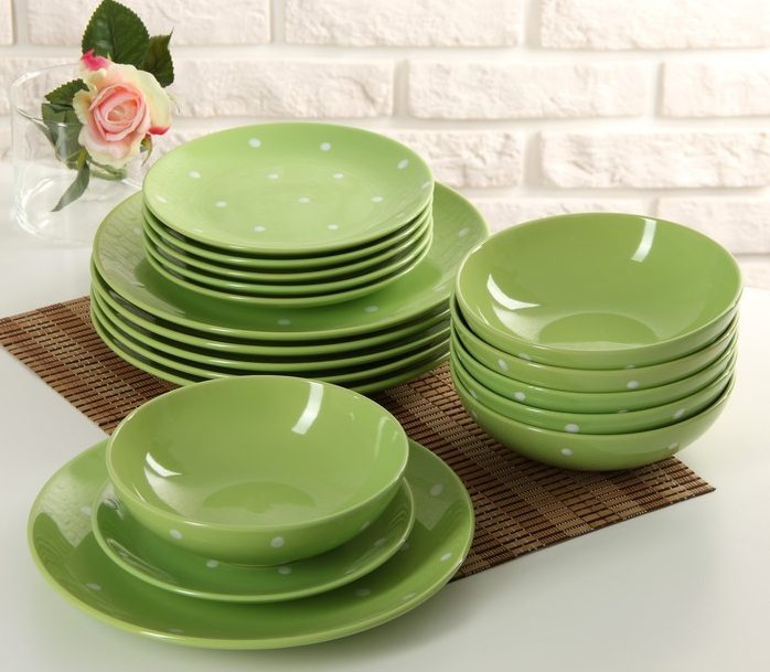 set di stoviglie in ceramica