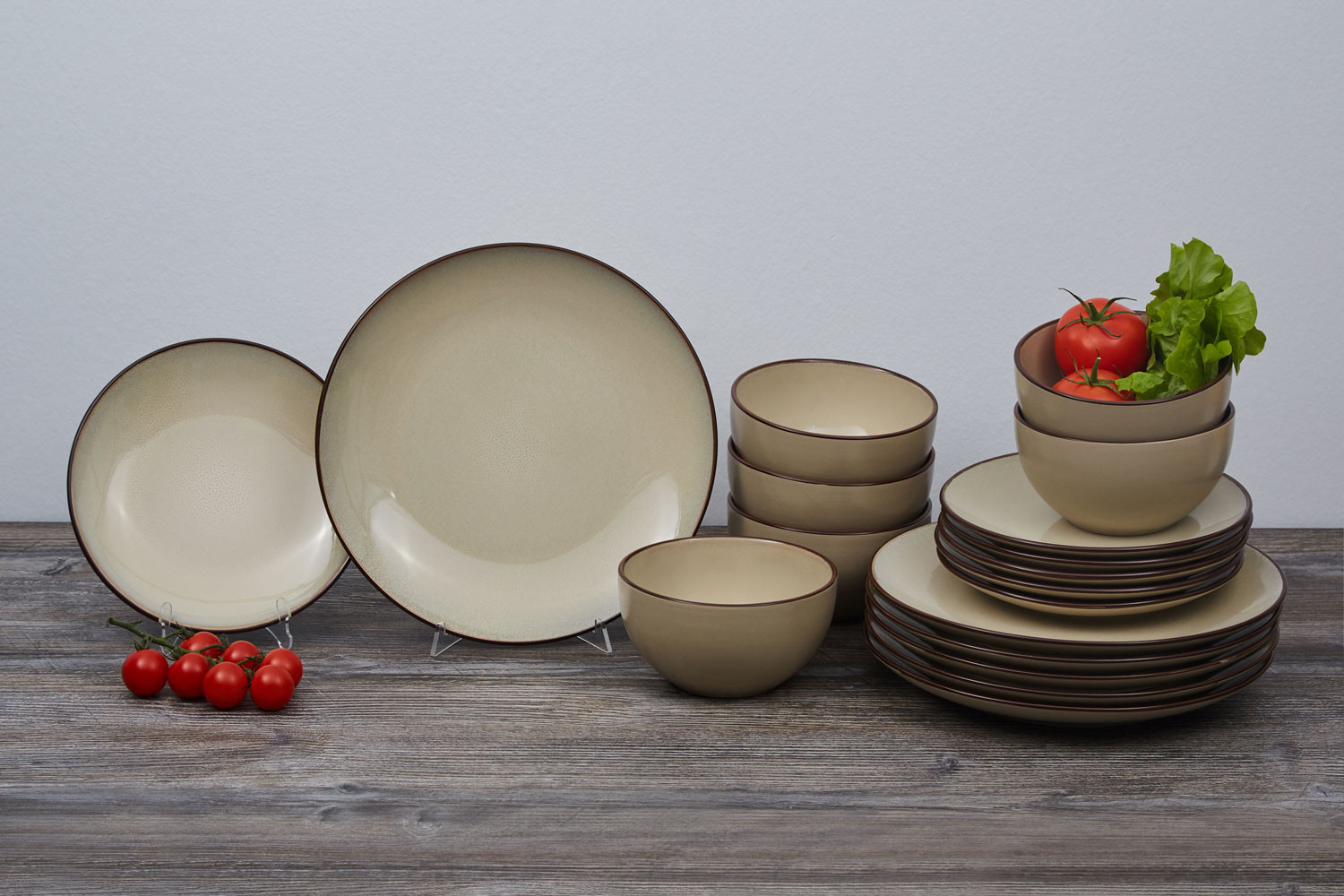 set di stoviglie in ceramica