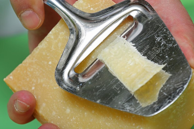 foto di coltello per pialla per formaggio