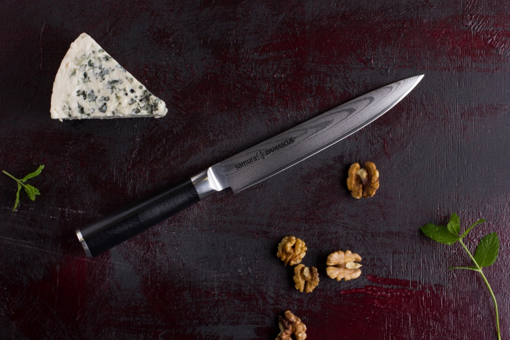 coltello con manico in pelle
