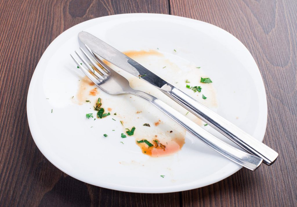 coltello e forchetta dopo aver mangiato