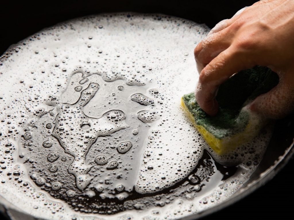 pulire una padella dai depositi di carbonio