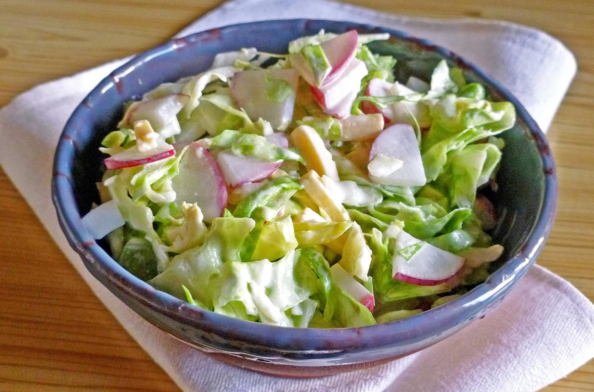 insalata di verdure in un'insalatiera