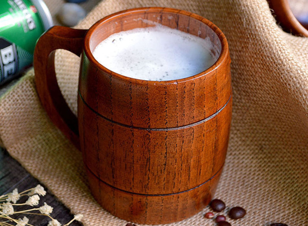 birra in un boccale di legno