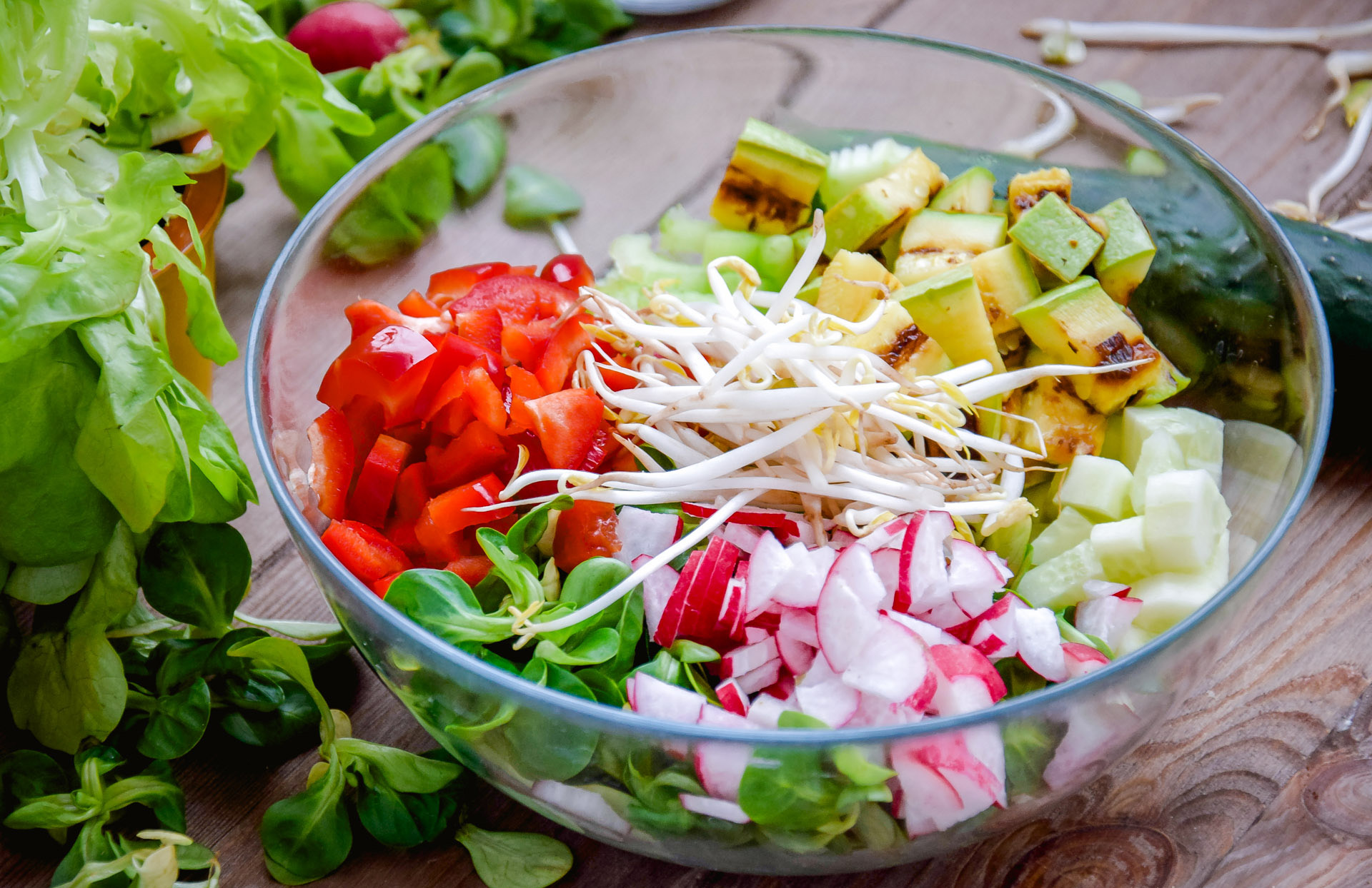 insalata in un'insalatiera rotonda