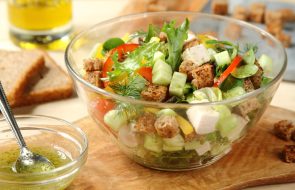 insalata in un'insalatiera