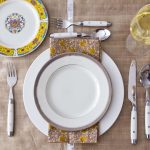 apparecchiatura della tavola con piatti