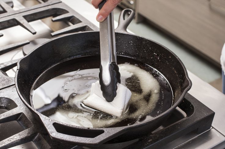 padella con olio e sale
