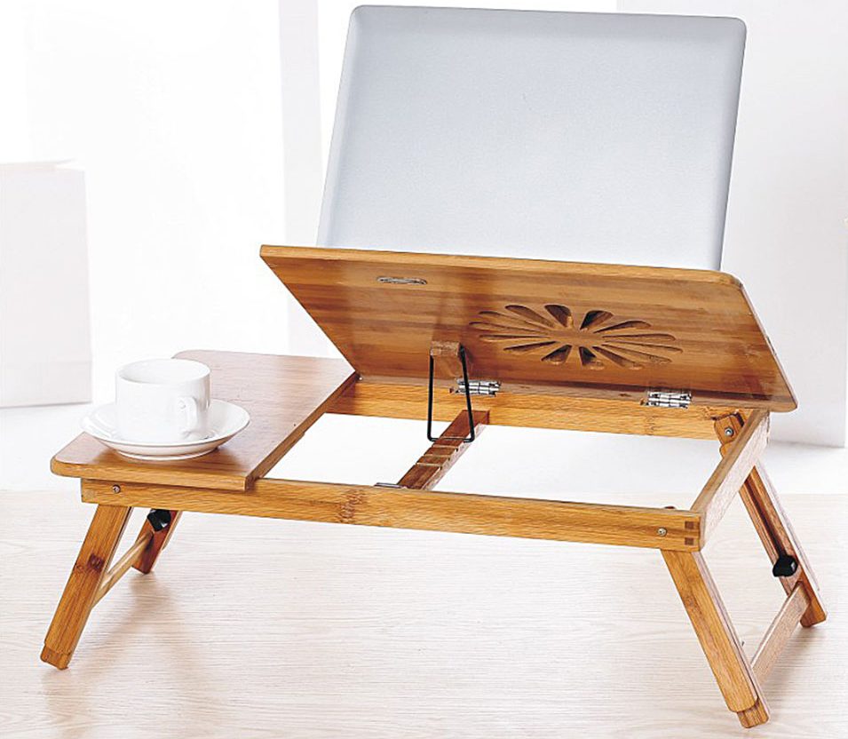 tavolo per la colazione e foto del computer portatile