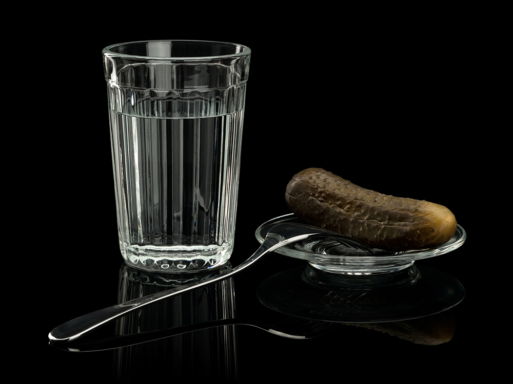 vodka in un bicchiere sfaccettato