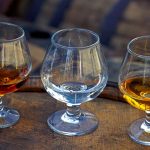 design fotografico di un bicchiere da cognac