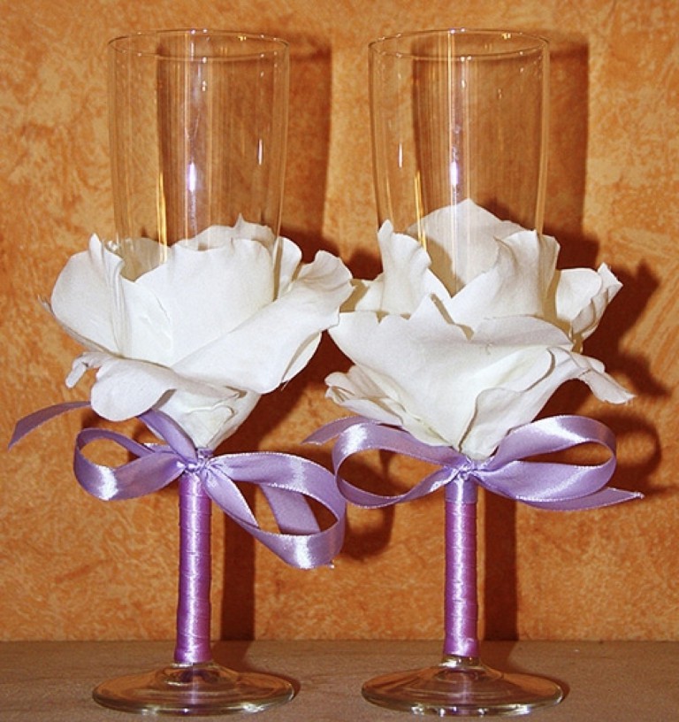 bicchieri con petali di rosa