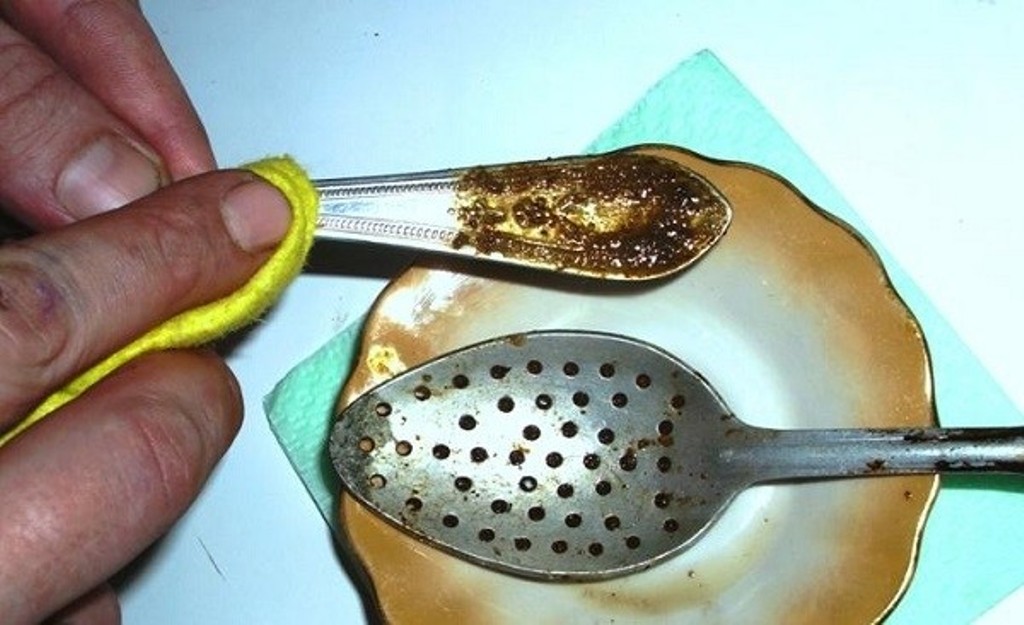 pulizia del cupronichel con alcol