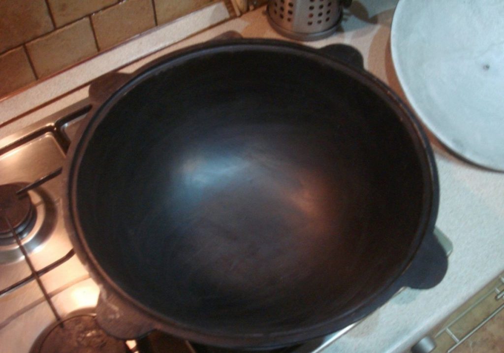 calderone di ghisa sulla stufa