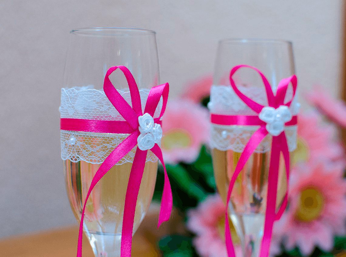 decorare i bicchieri con nastri e pizzi