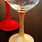decorare i bicchieri per il nuovo anno con i glitter