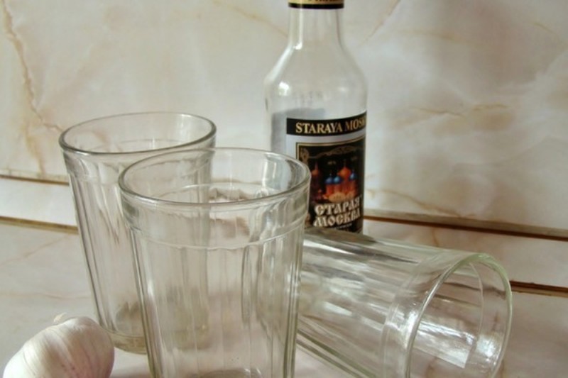 bottiglia di vodka con vetri sfaccettati