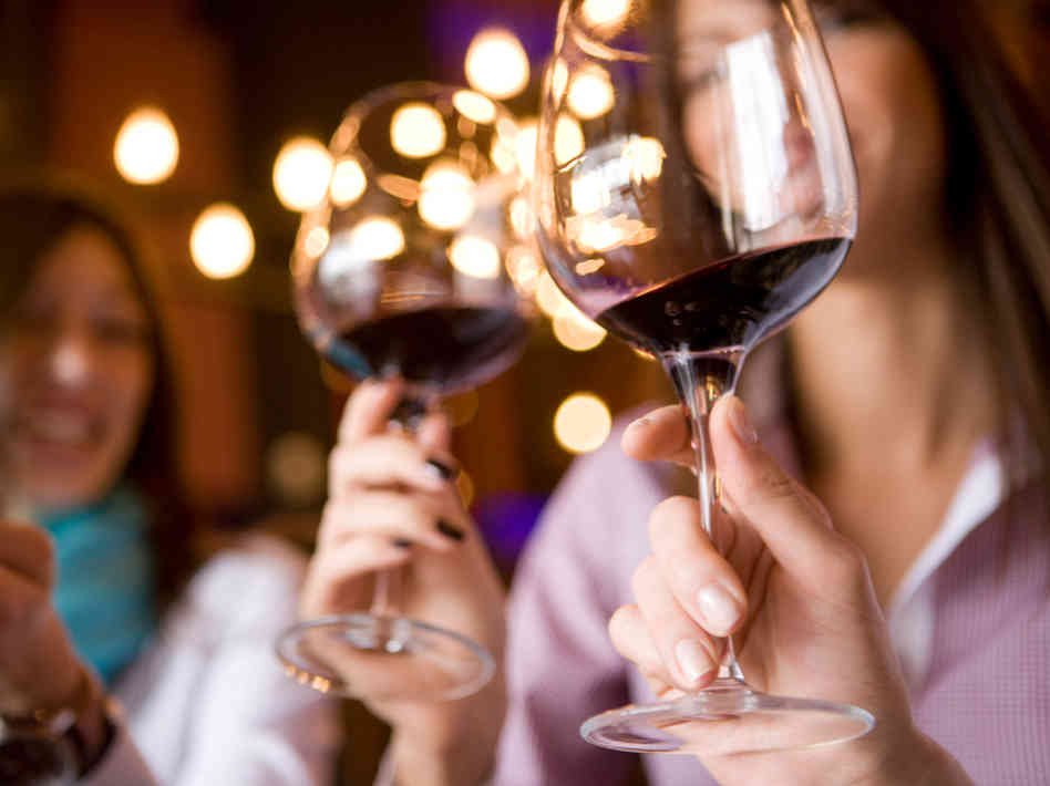 come tenere un bicchiere di vino foto