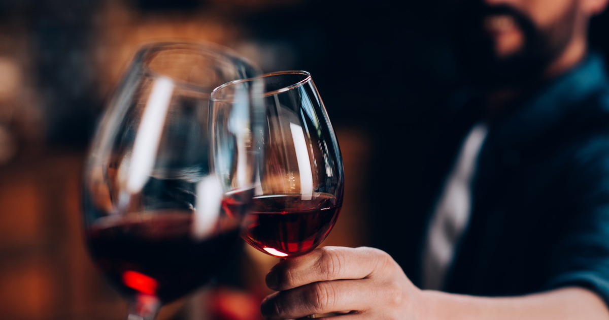 come tenere un bicchiere di vino rosso