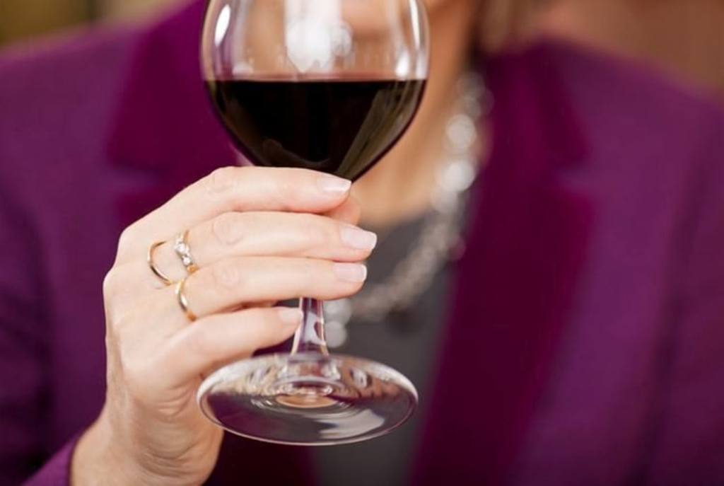 come tenere un bicchiere di vino a una ragazza