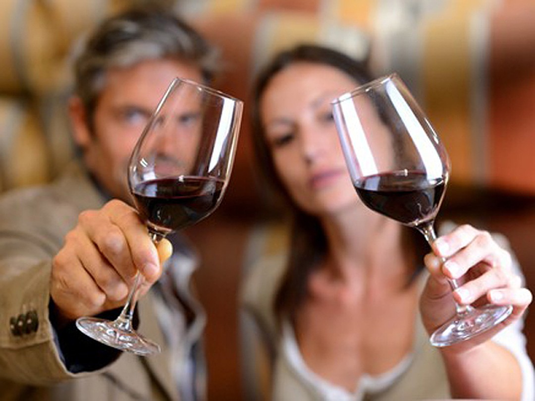 come tenere un bicchiere di vino foto