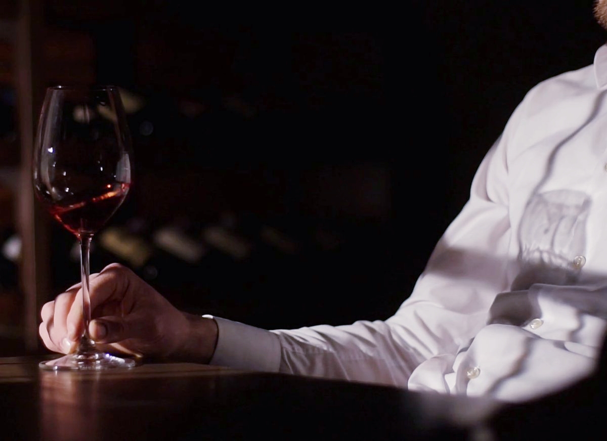 come tenere un bicchiere di vino per un uomo