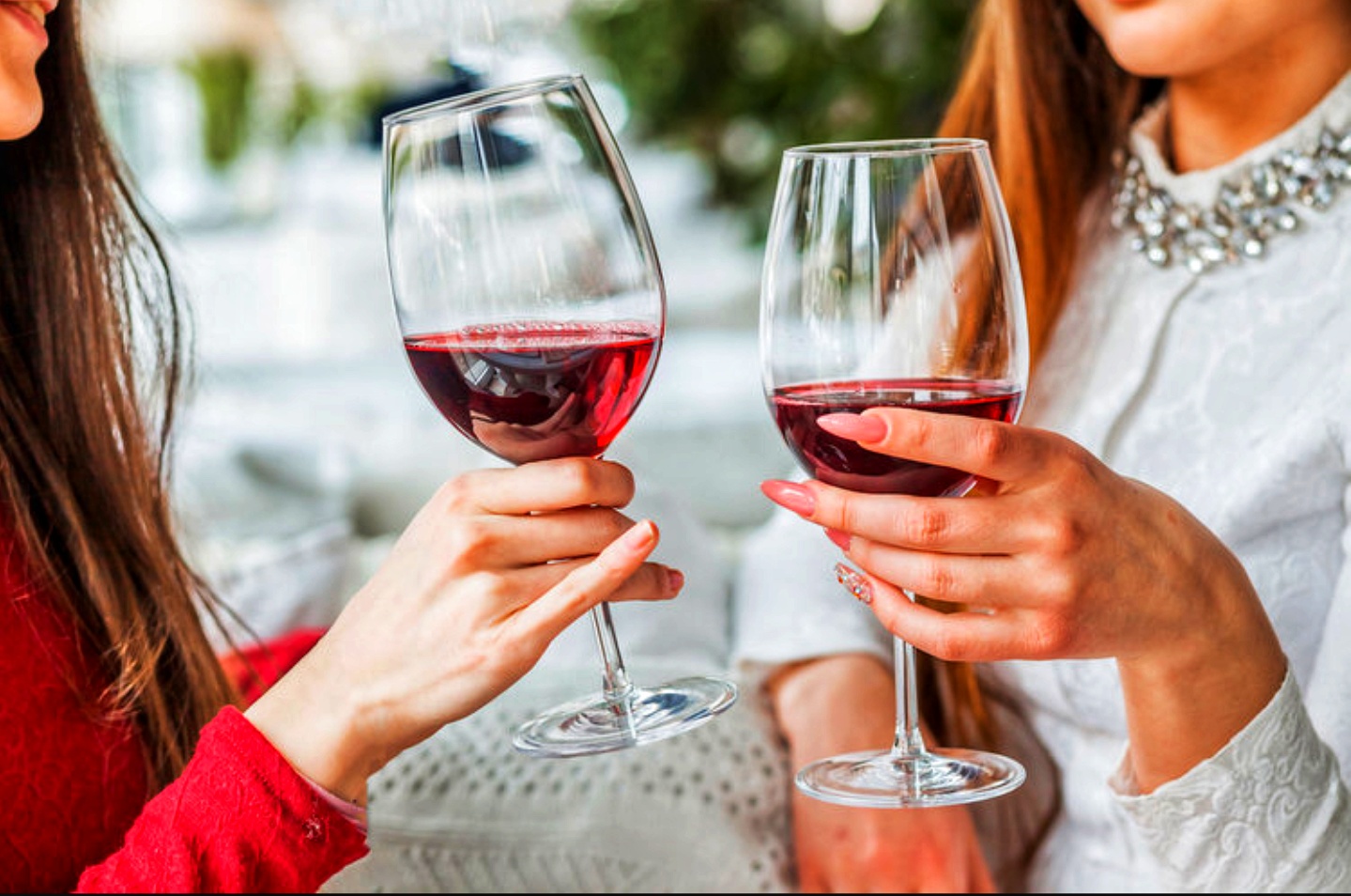 come tenere correttamente un bicchiere di vino
