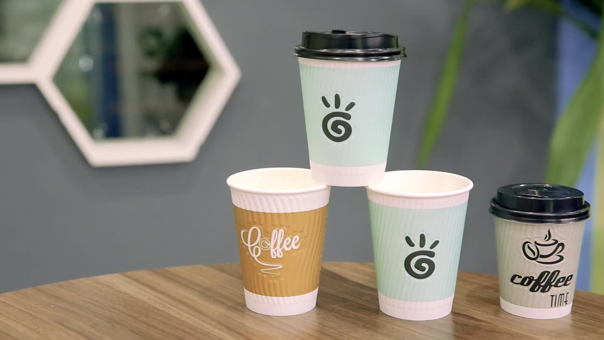 caffè in tazze ecologiche