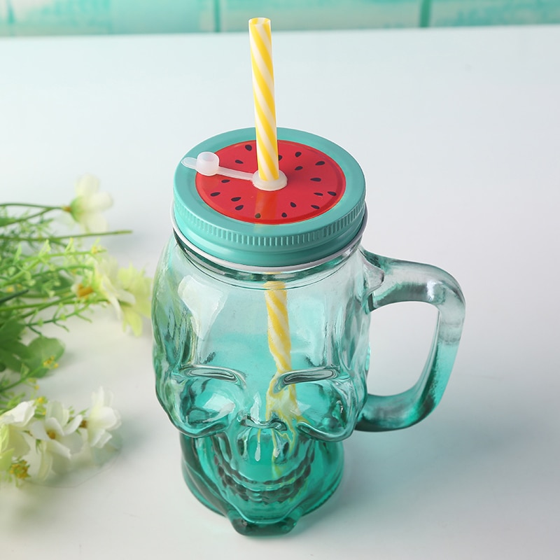 tazza a forma di teschio con manico e cannuccia
