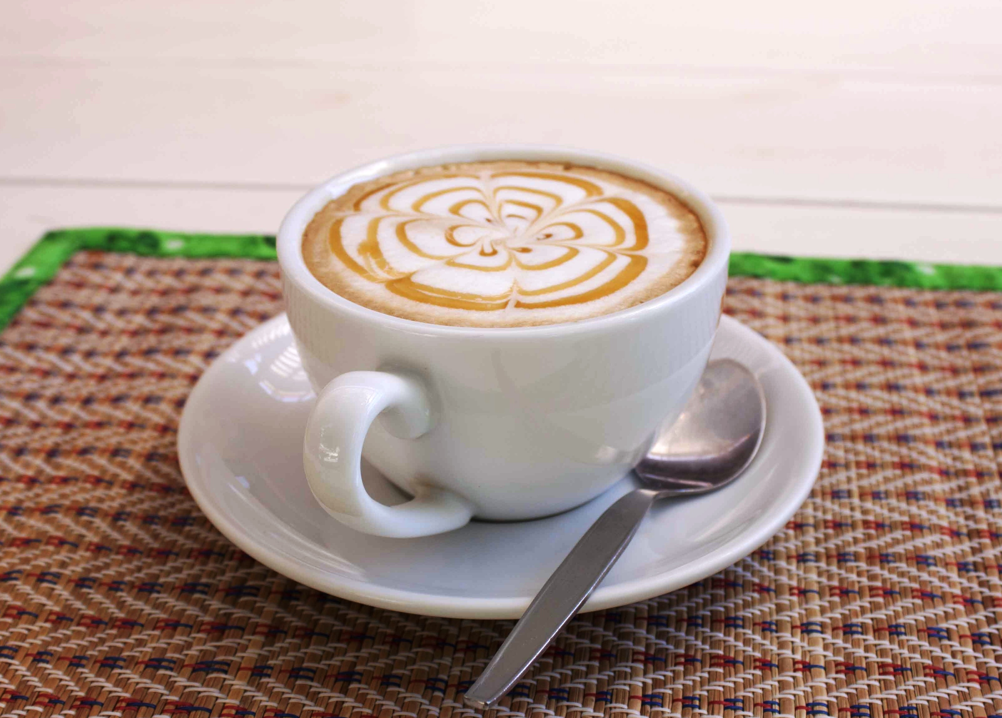 foto di latte in una tazza