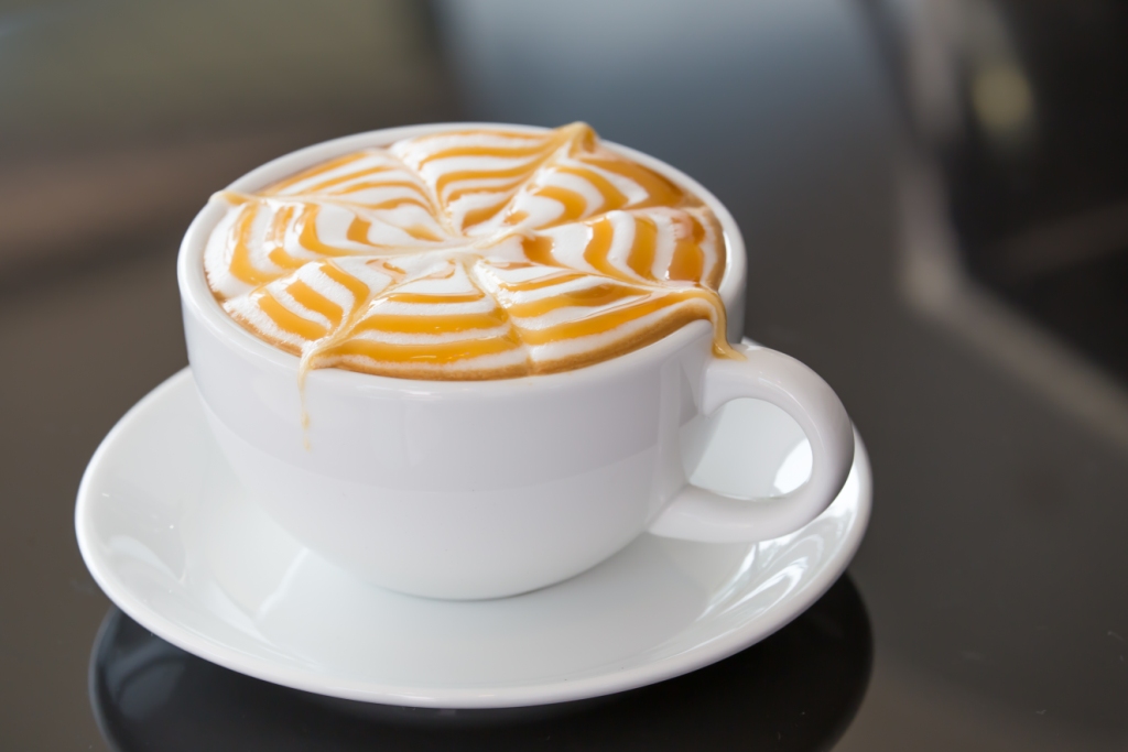 latte in una tazza