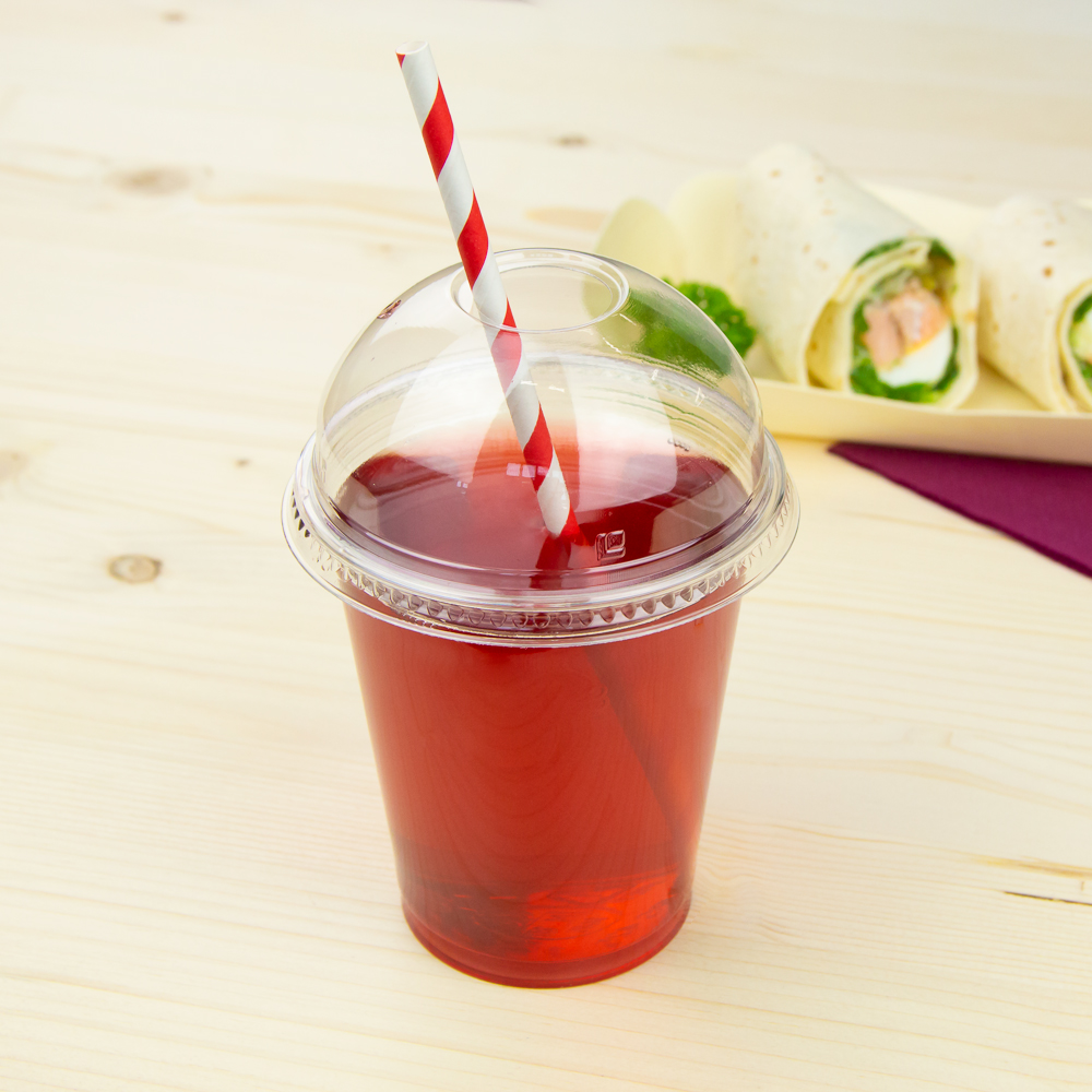 limonata in un bicchiere con cannuccia