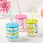 idee decorative per tazze riutilizzabili con coperchio e cannuccia