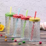 idee decorative per tazze riutilizzabili con coperchio e cannuccia