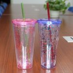 tazze riutilizzabili con coperchio e cannuccia opzioni fotografiche