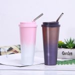 tazze riutilizzabili con coperchio e cannuccia foto tipi