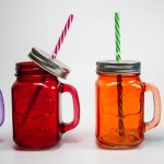 tazze riutilizzabili con coperchio e cannuccia foto del design