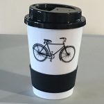 disegno fotografico di una tazza da caffè riutilizzabile