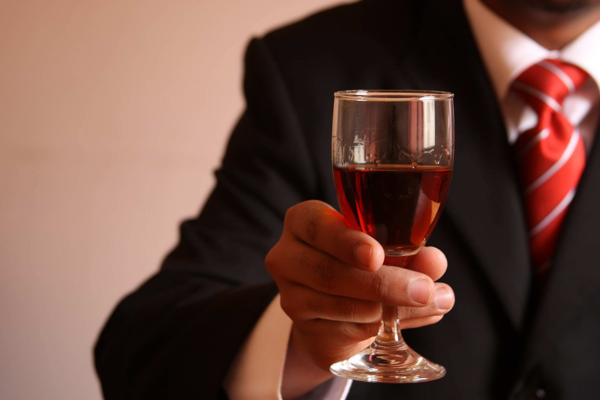 uomo con un bicchiere di vino