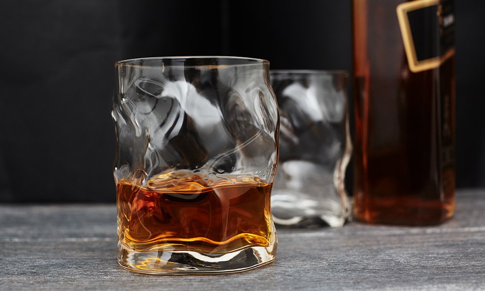 bicchieri di whisky frantumati
