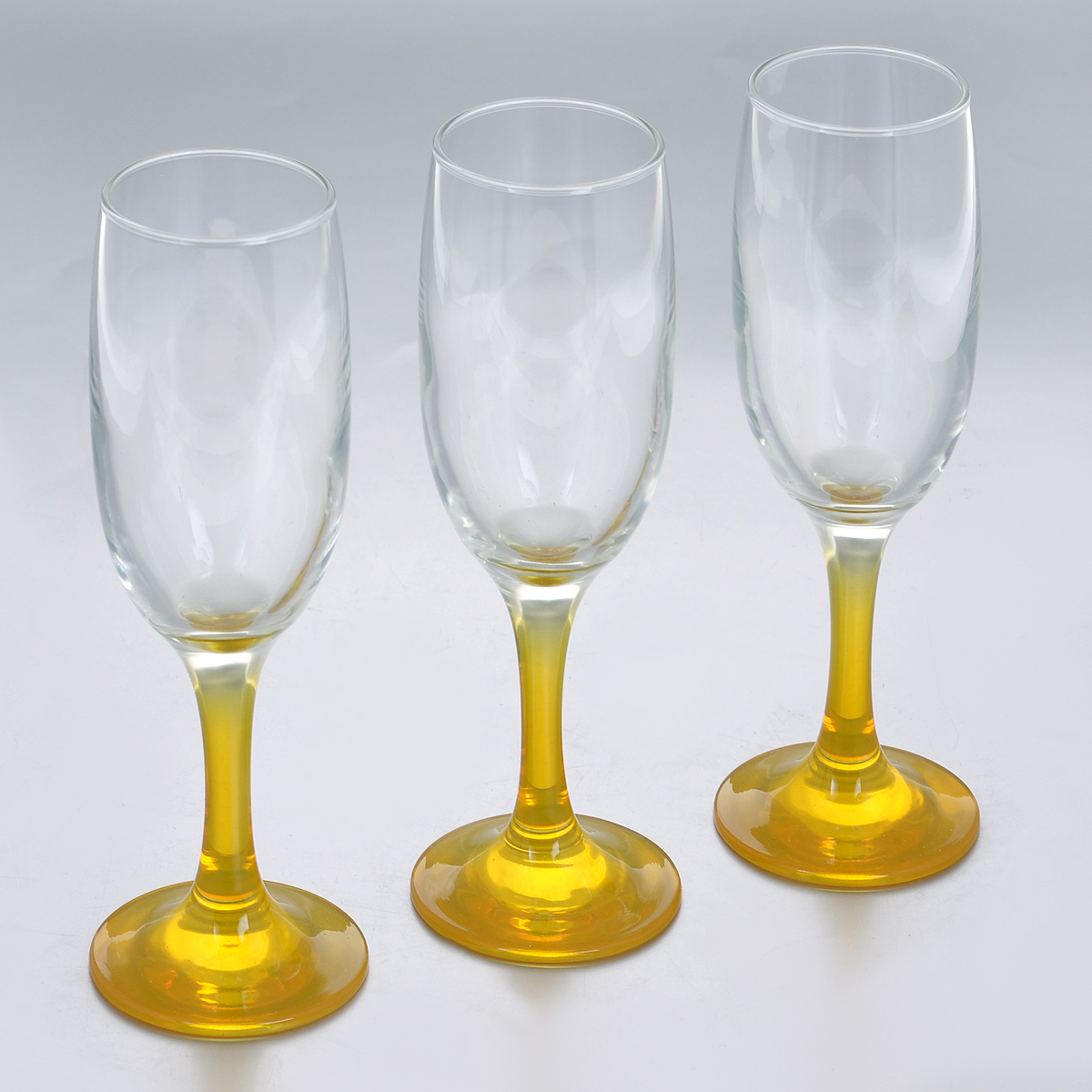 set di bicchieri a stelo giallo