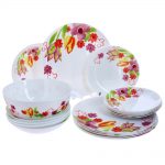 set di piatti piani per la cucina