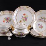 set di piatti piani per idee di arredamento per la cucina