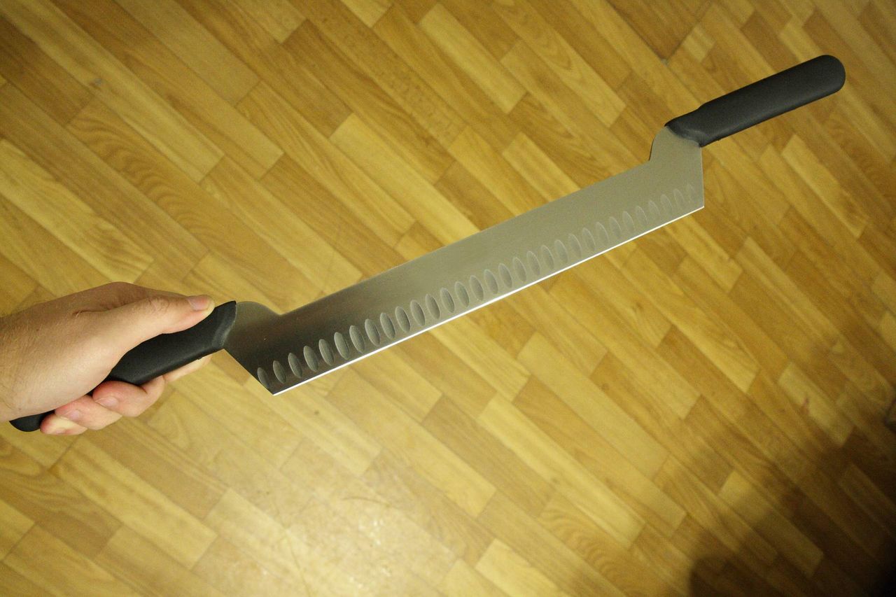 coltello per formaggio a due mani