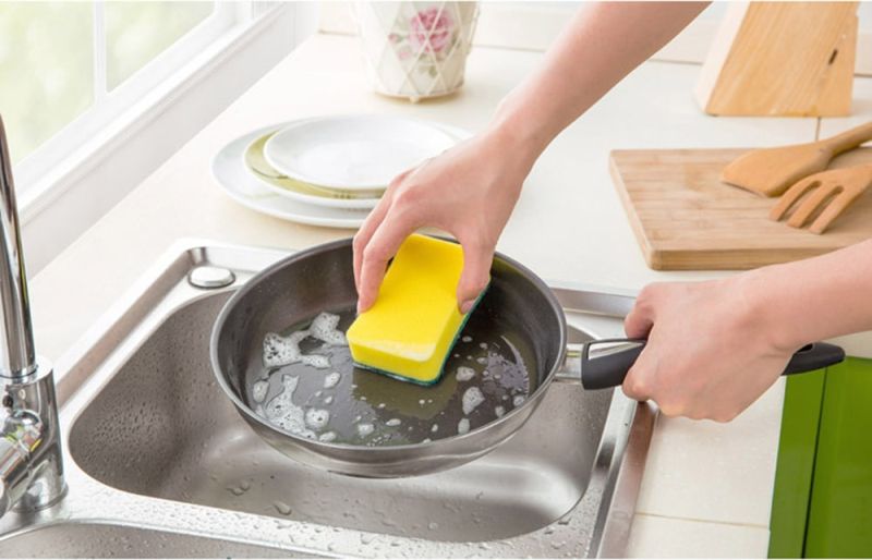 pulire una padella con prodotti chimici domestici