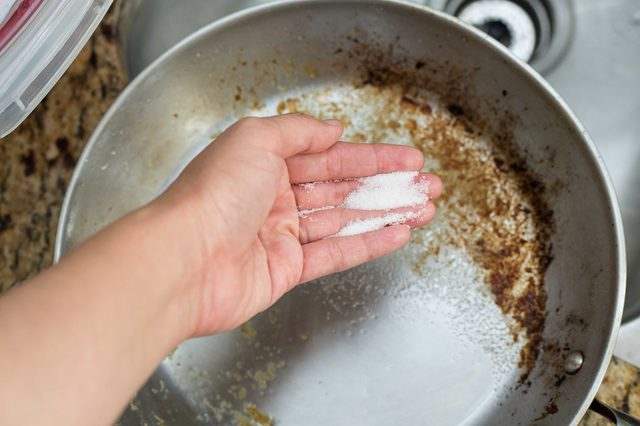 pulire una padella con soluzione di limone