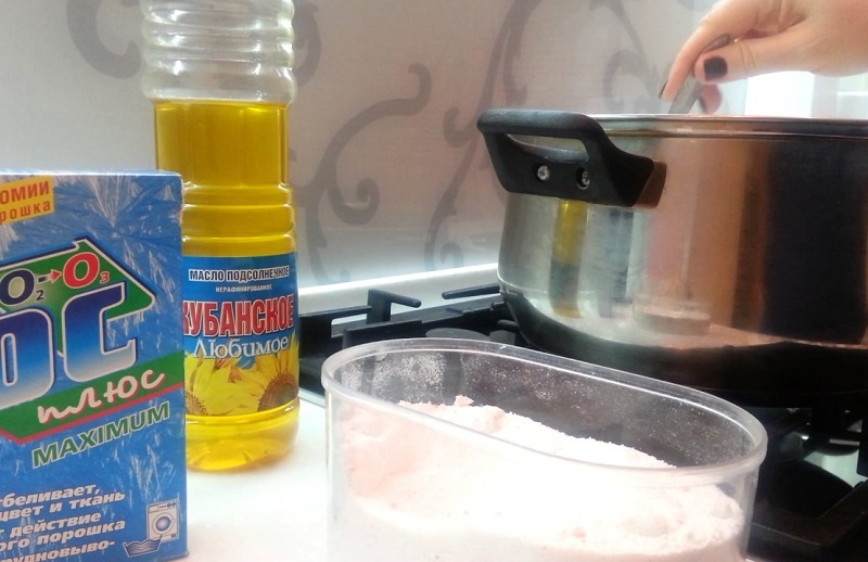 pulire la padella con polvere e olio