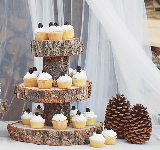 alzate per torte realizzate con tagli di legno