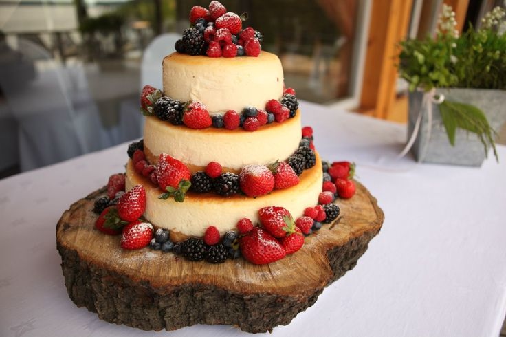 alzata per torta realizzata in legno tagliato