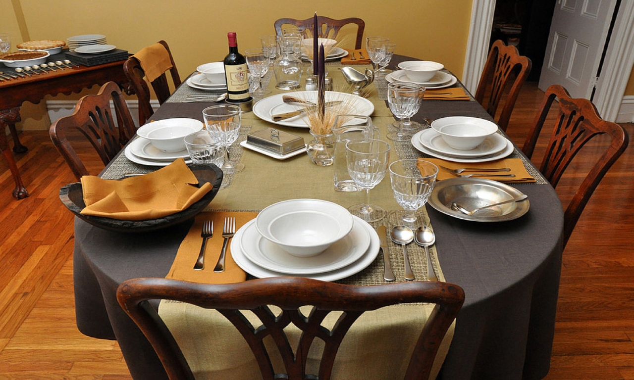 apparecchiatura del tavolo per pranzo e cena